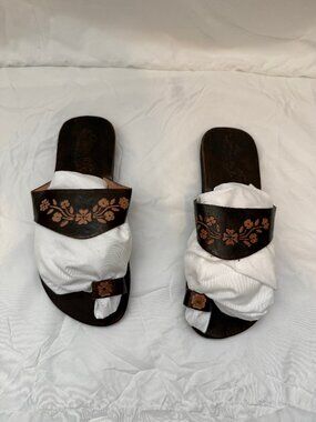 Anay Pe Hand-Tooled Floral Genuine Leather Toe-Ring Sandals — Women's Size 8 — H